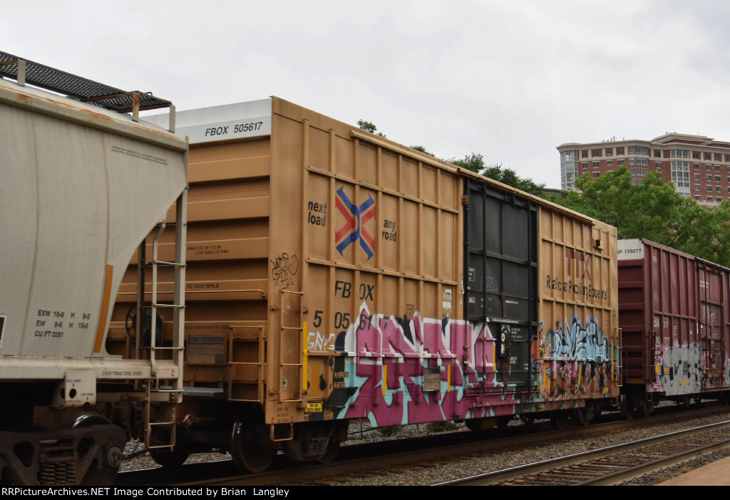 505617